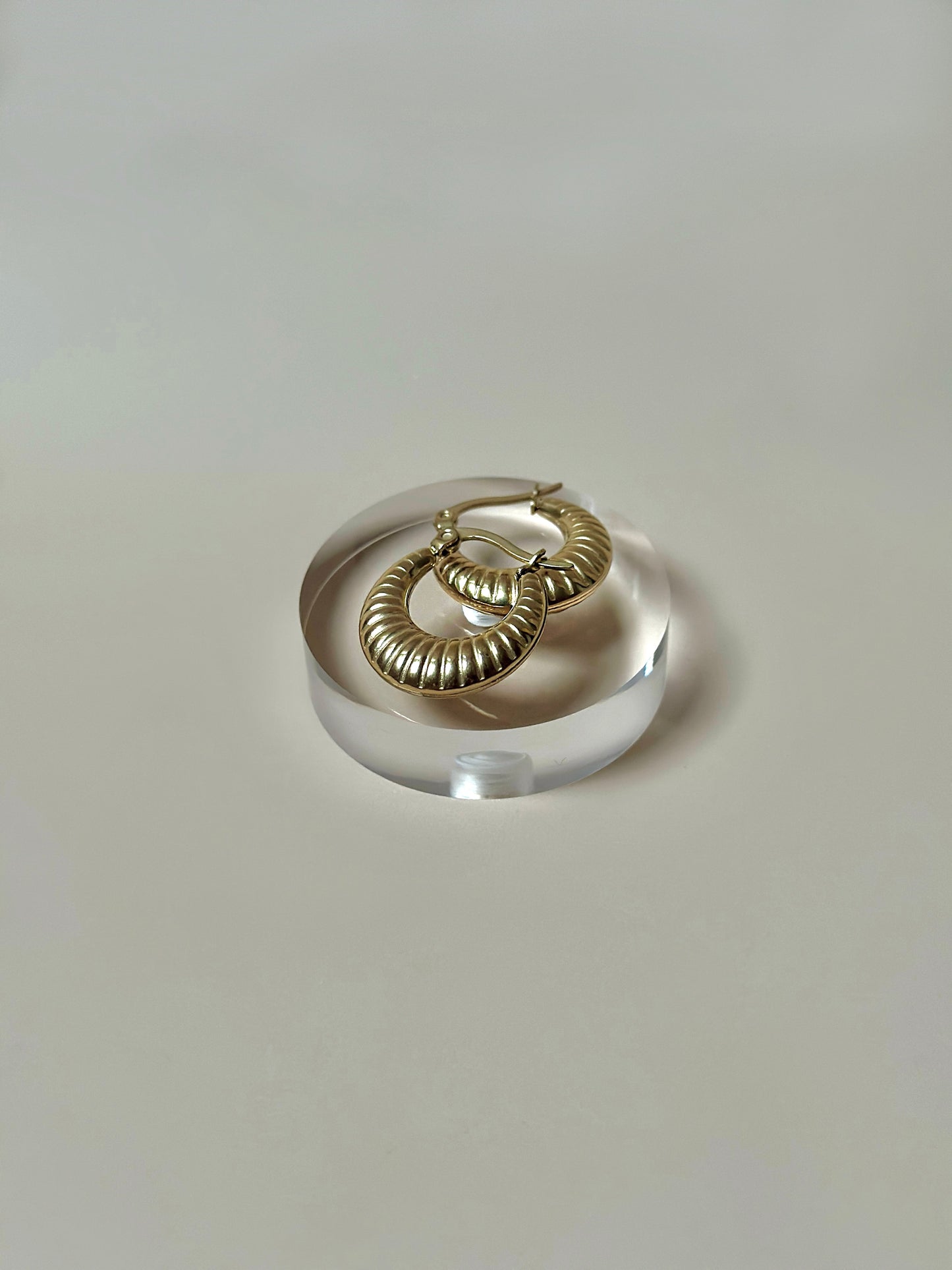 RIBBED BELLA hoops